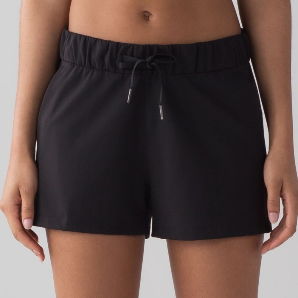 Lululemon on the fly shorts black 6
